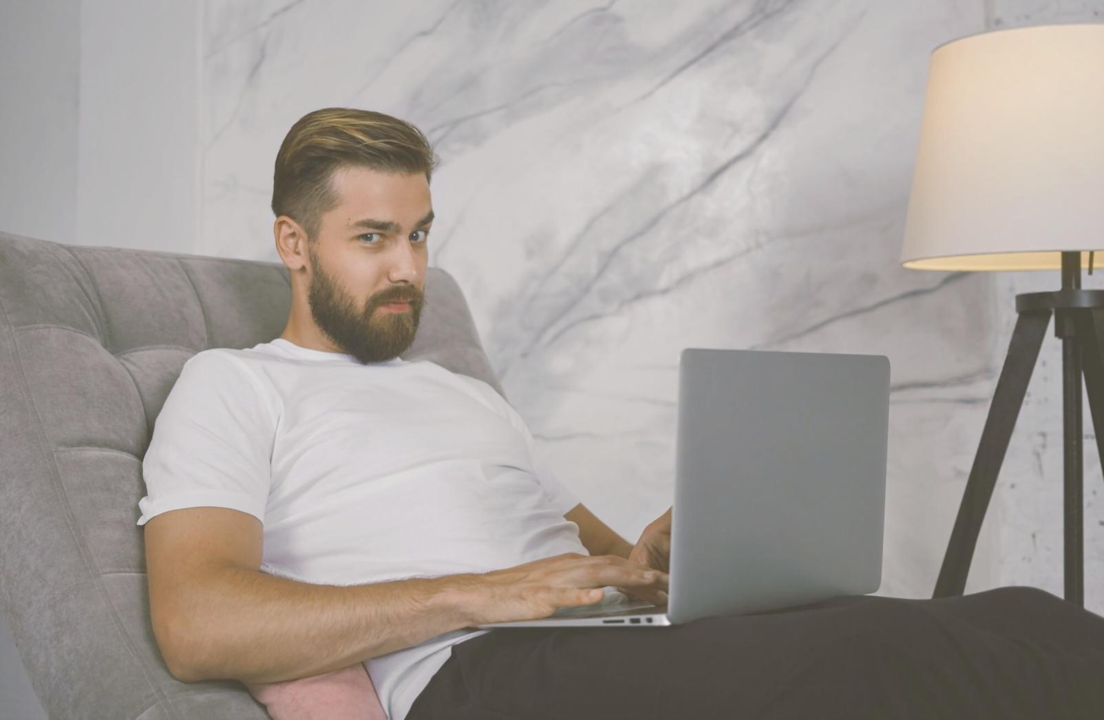 Trader analysiert Finanzdaten auf mehreren Bildschirmen